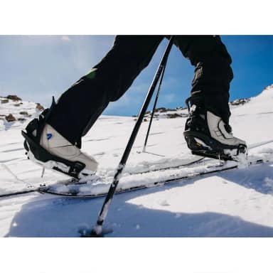 burton splitborad woman step on snowboard bindings
